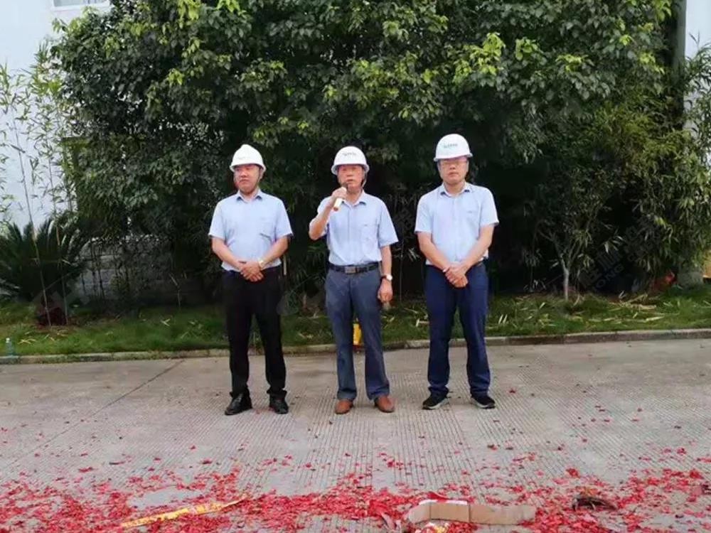 桂林鴻程董事長(zhǎng)容平勛發(fā)表致辭桂林鴻程機(jī)電設(shè)備有限公司廠區(qū)2#生產(chǎn)廠房開(kāi)工大吉！